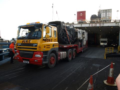 /images/daf_coming_of_boat